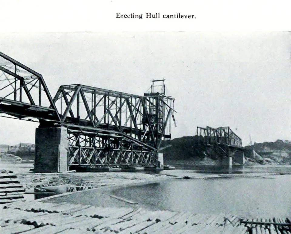 Montage du cantilever de Hull, pont Interprovincial, rivière des Outaouais, vers 1900. Photographie d’archives.
