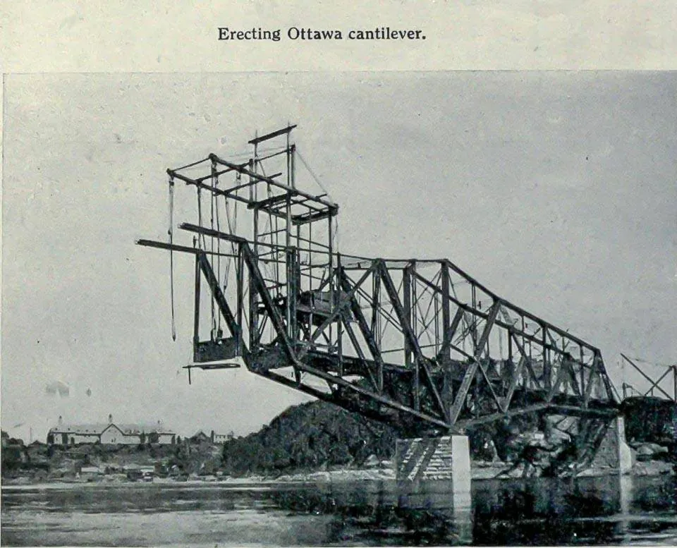 Montage du cantilever d’Ottawa, vers 1900. Photographie d’archives.